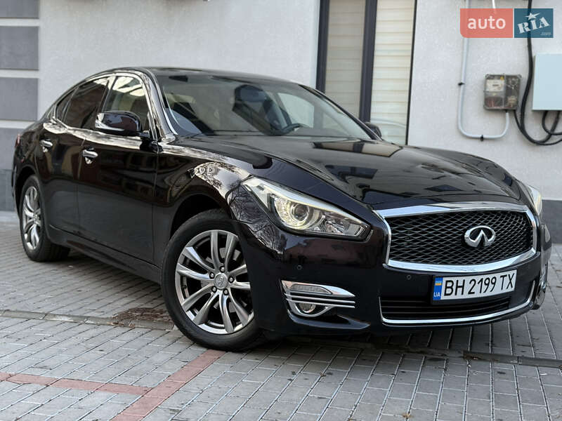 Седан Infiniti Q70 2015 в Могилев-Подольске