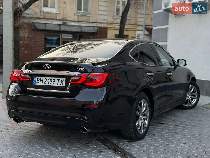 Седан Infiniti Q70 2015 в Могилев-Подольске