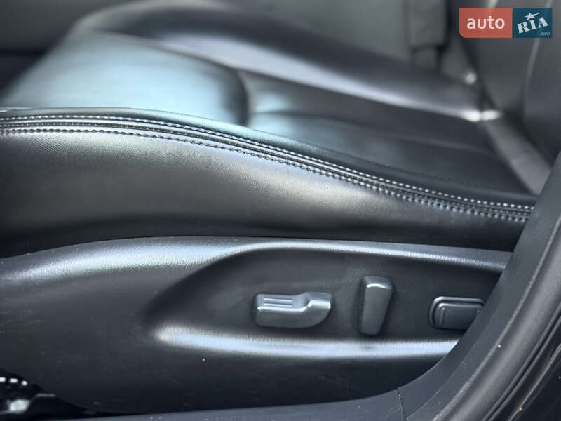 Седан Infiniti Q70 2015 в Могилев-Подольске