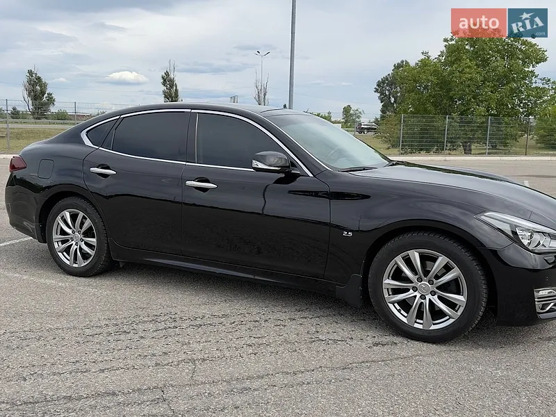 Infiniti Q70 2016