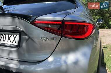Позашляховик / Кросовер Infiniti QX30 2016 в 