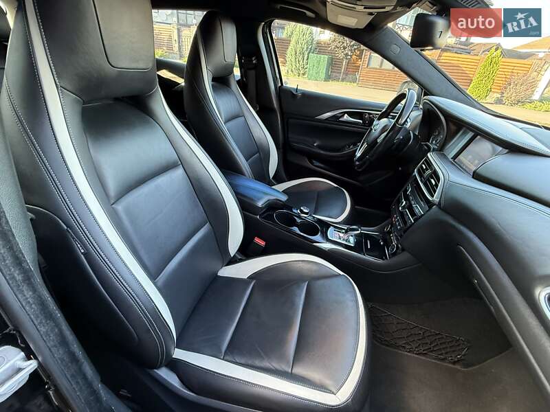 Внедорожник / Кроссовер Infiniti QX30 2016 в Киеве
