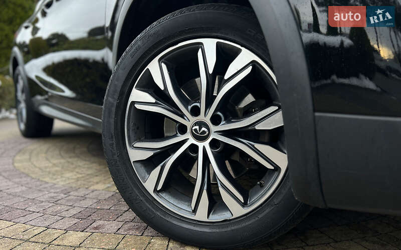 Внедорожник / Кроссовер Infiniti QX30 2016 в Львове