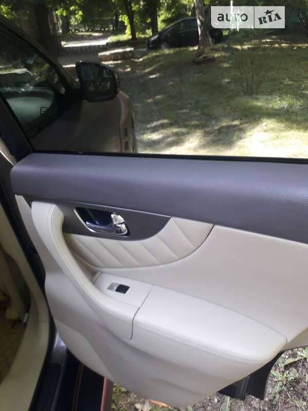 Внедорожник / Кроссовер Infiniti QX70 2015 в Запорожье