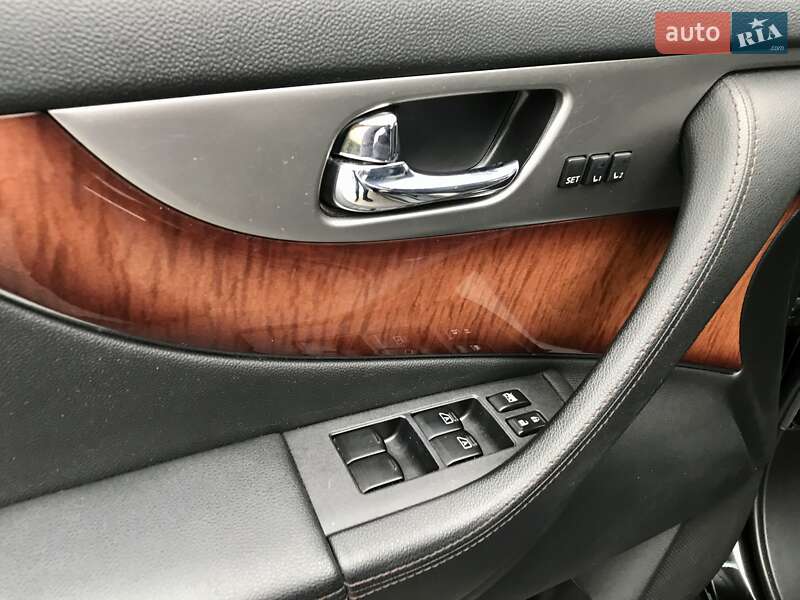 Внедорожник / Кроссовер Infiniti QX70 2013 в Петрове