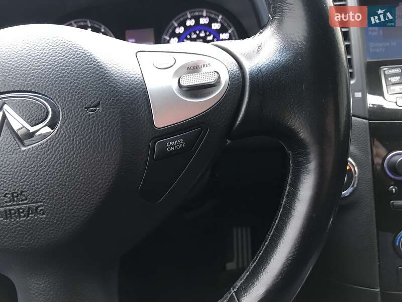 Внедорожник / Кроссовер Infiniti QX70 2013 в Петрове