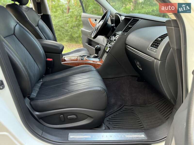 Внедорожник / Кроссовер Infiniti QX70 2014 в Киеве