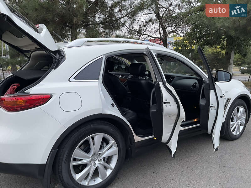 Внедорожник / Кроссовер Infiniti QX70 2015 в Одессе