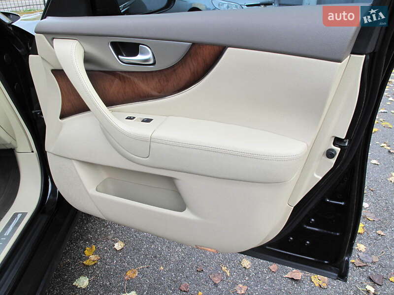 Позашляховик / Кросовер Infiniti QX70 2013 в Києві