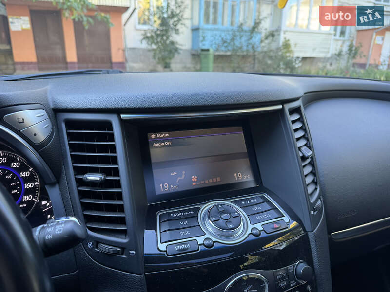 Позашляховик / Кросовер Infiniti QX70 2013 в Волочиську