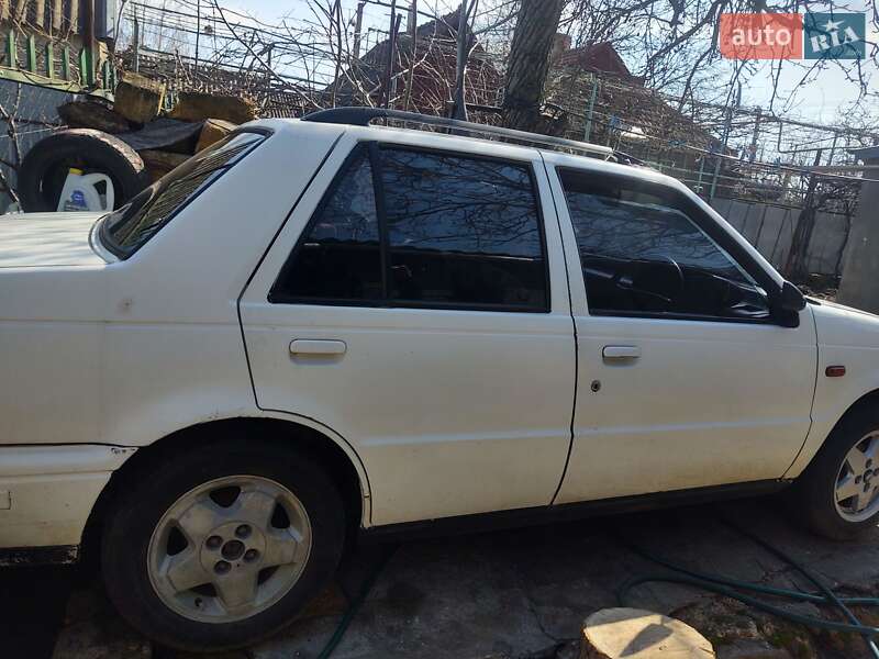 Седан Isuzu Gemini 1986 в Раздельной