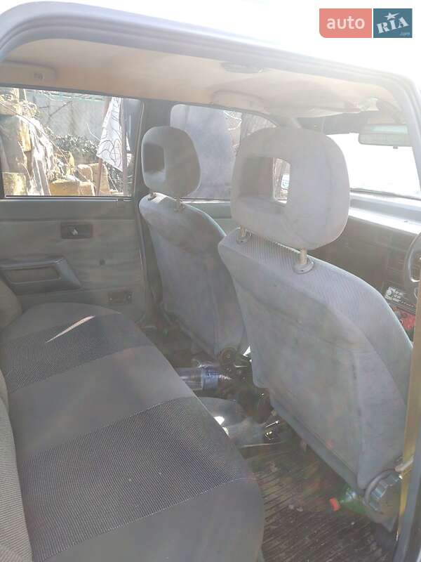 Седан Isuzu Gemini 1986 в Раздельной