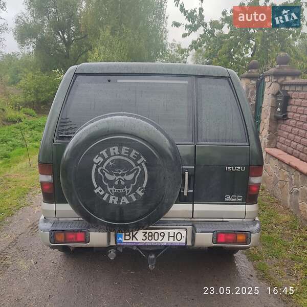 Внедорожник / Кроссовер Isuzu Trooper 2000 в Дубровице