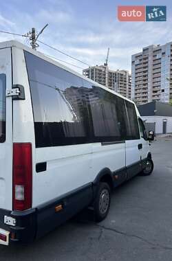 Приміський автобус Iveco Daily 2000 в 