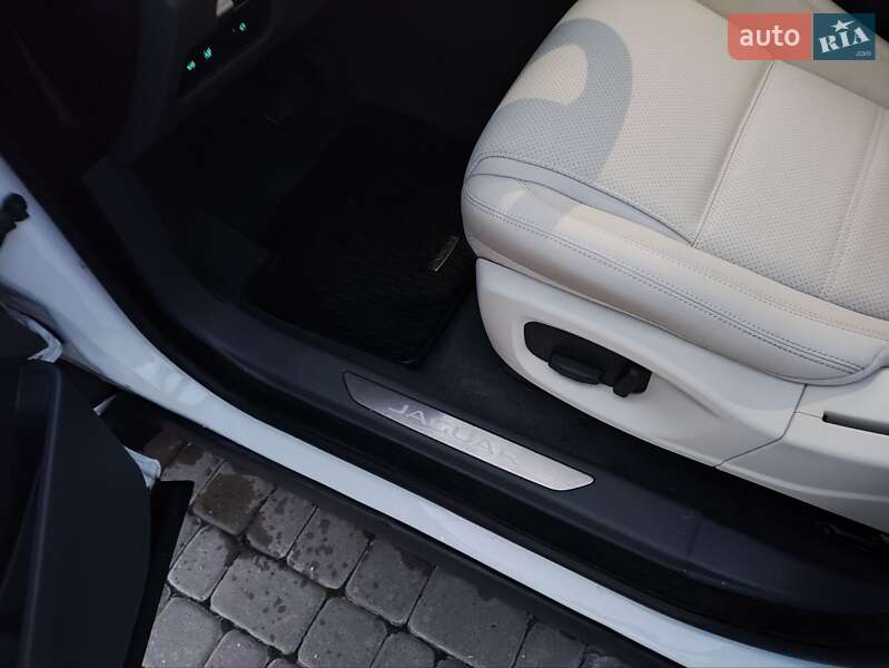 Позашляховик / Кросовер Jaguar E-Pace 2019 в Львові