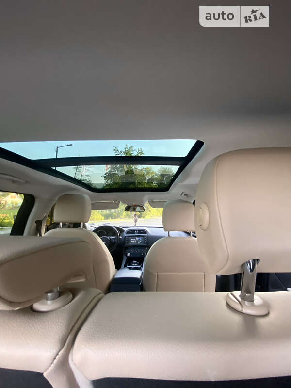 Внедорожник / Кроссовер Jaguar F-Pace 2016 в Сваляве
