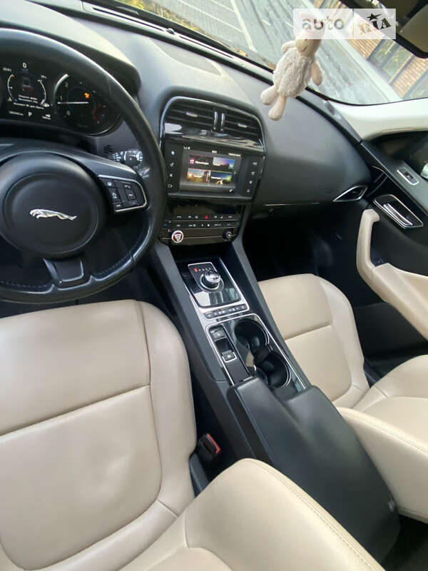Внедорожник / Кроссовер Jaguar F-Pace 2016 в Сваляве