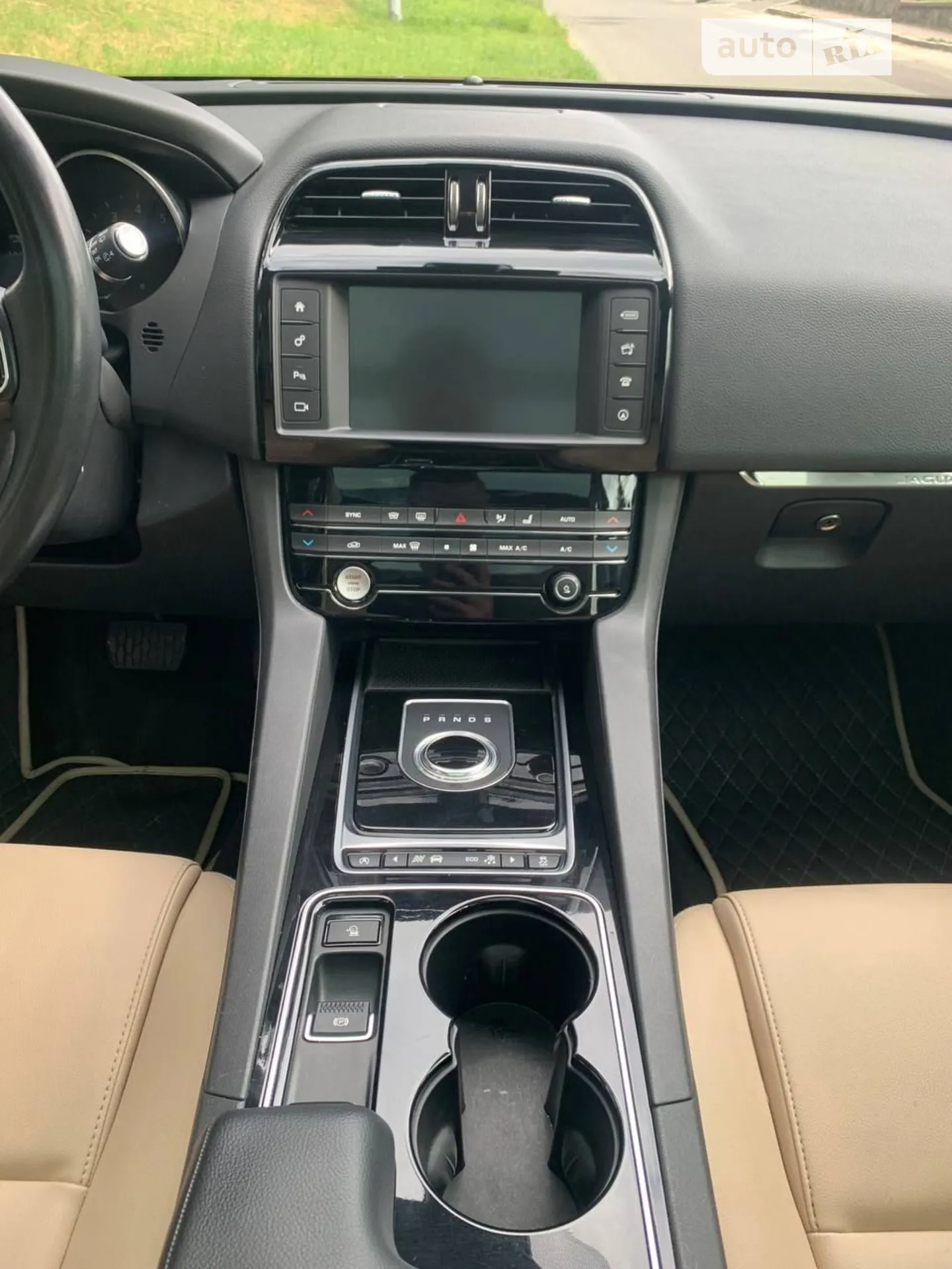 2017 Jaguar F-Pace - мініатюра 21