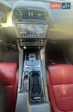 Внедорожник / Кроссовер Jaguar F-Pace 2016 в 