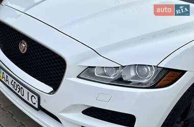 Внедорожник / Кроссовер Jaguar F-Pace 2017 в 