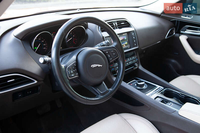 Внедорожник / Кроссовер Jaguar F-Pace 2016 в Киеве фото 12 Внедорожник / Кроссовер Jaguar F-Pace 2016 в Киеве