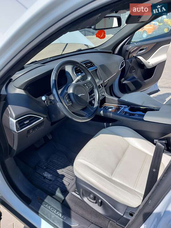 Позашляховик / Кросовер Jaguar F-Pace 2016 в Звягелі