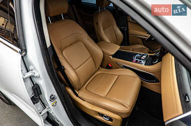 Внедорожник / Кроссовер Jaguar F-Pace 2021 в 