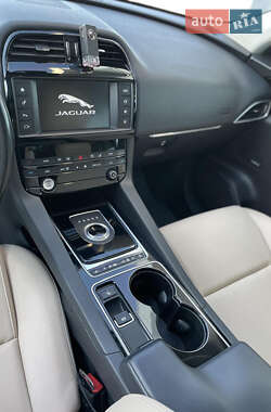 Внедорожник / Кроссовер Jaguar F-Pace 2016 в 