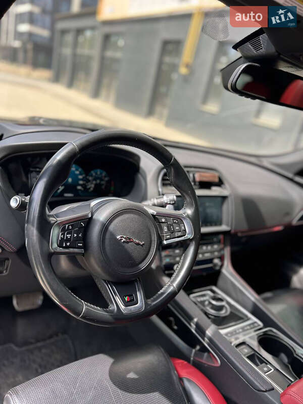 Внедорожник / Кроссовер Jaguar F-Pace 2016 в Ивано-Франковске