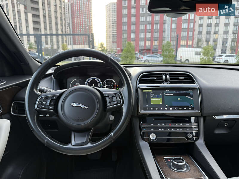 Внедорожник / Кроссовер Jaguar F-Pace 2016 в Киеве