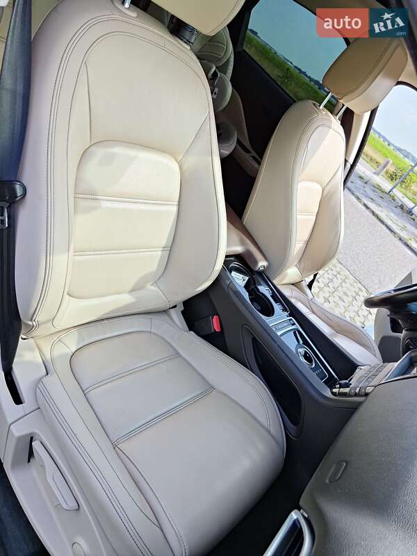 Позашляховик / Кросовер Jaguar F-Pace 2016 в Герці