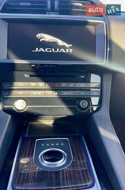 Позашляховик / Кросовер Jaguar F-Pace 2017 в 