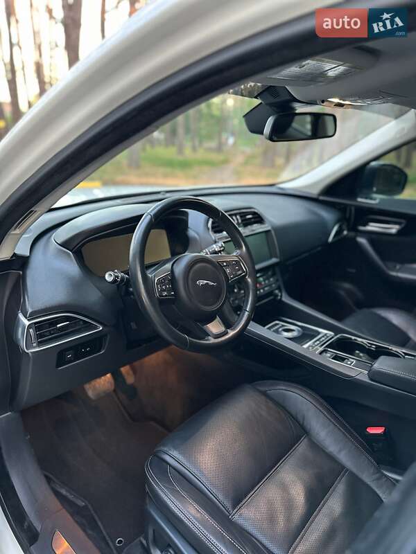 Позашляховик / Кросовер Jaguar F-Pace 2016 в Білогородці