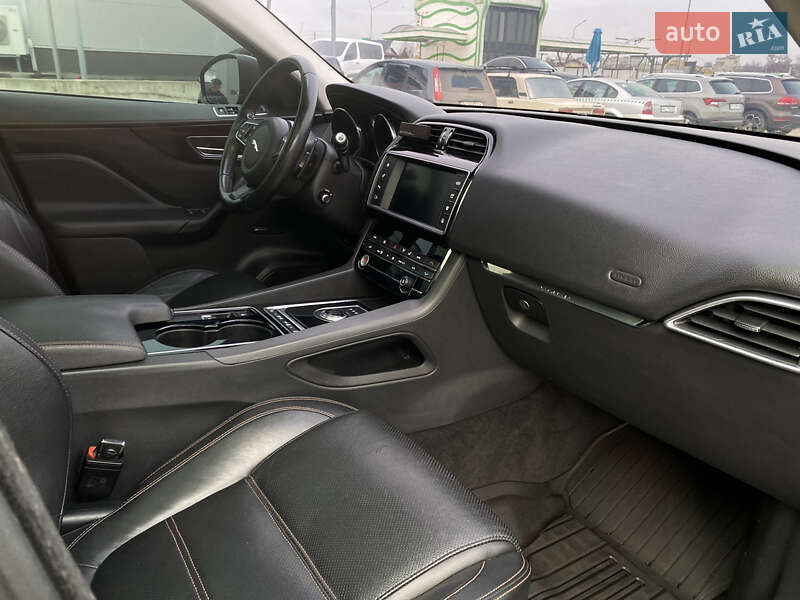 Внедорожник / Кроссовер Jaguar F-Pace 2017 в Нововолынске фото 40 Внедорожник / Кроссовер Jaguar F-Pace 2017 в Нововолынске