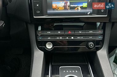 Внедорожник / Кроссовер Jaguar F-Pace 2017 в Нововолынске
