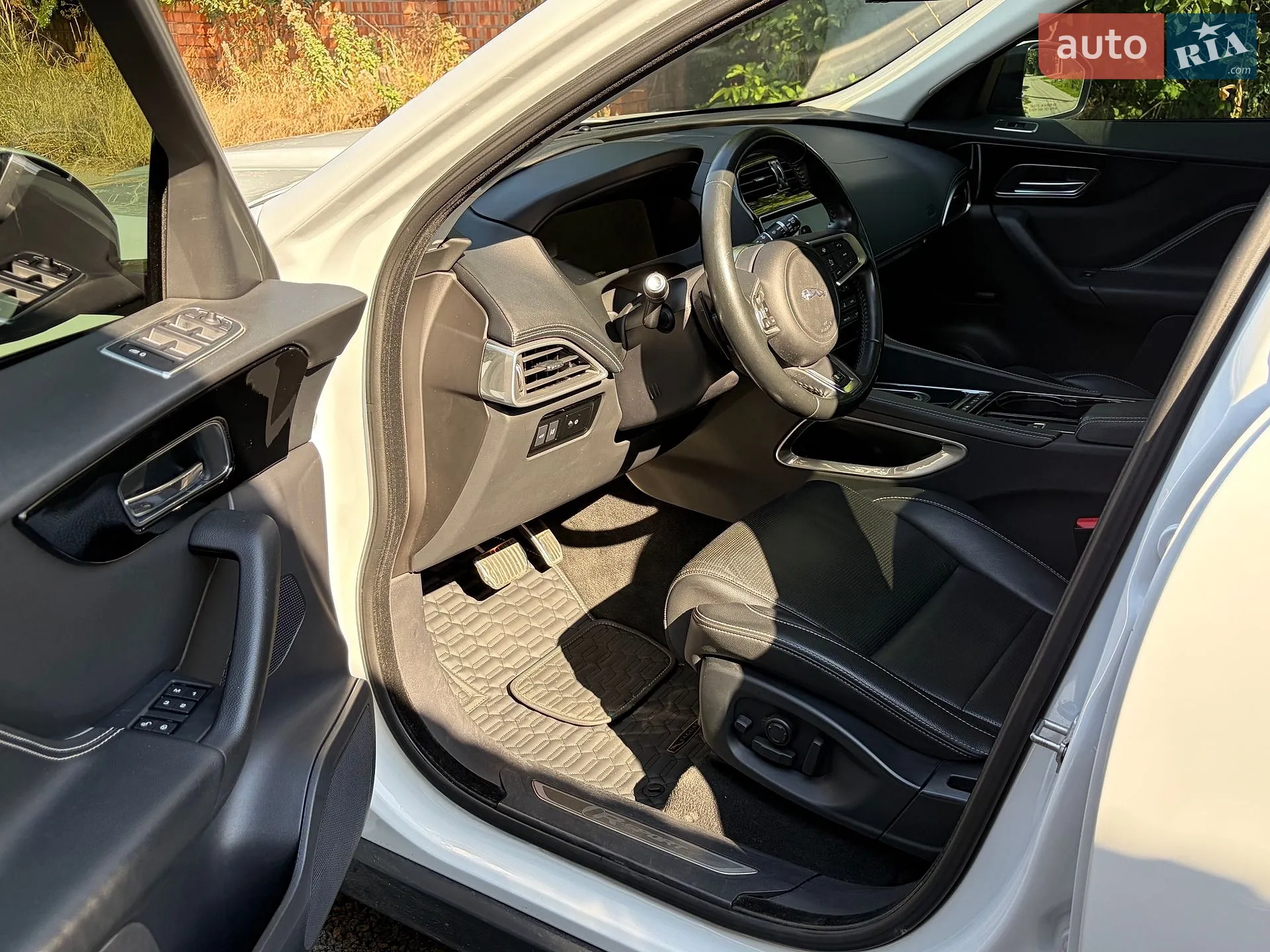 2017 Jaguar F-Pace - мініатюра 22