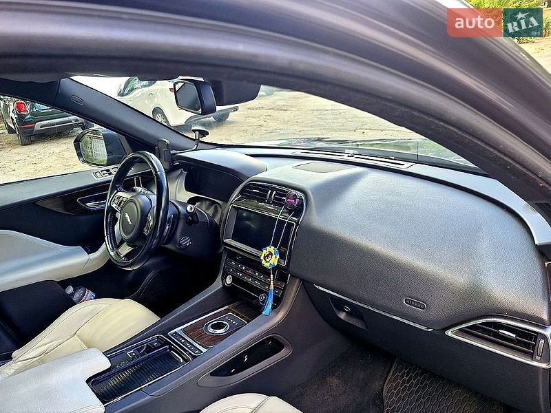 Позашляховик / Кросовер Jaguar F-Pace 2016 в Києві