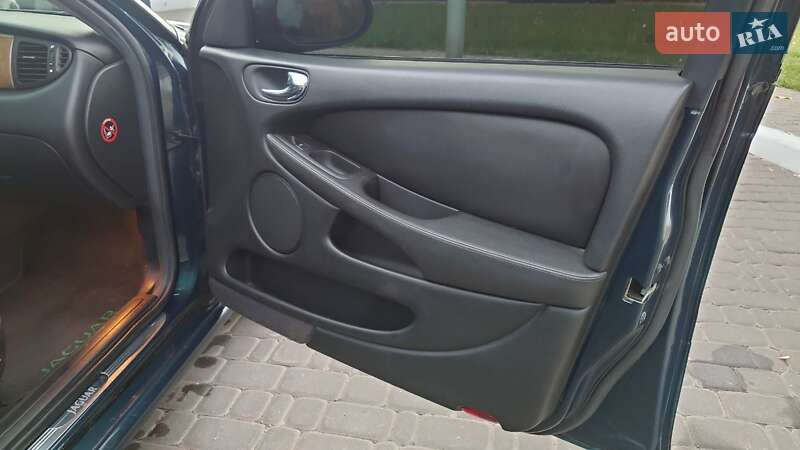 Седан Jaguar X-Type 2002 в Умані