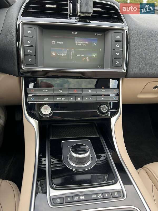 Седан Jaguar XE 2018 в Луцке