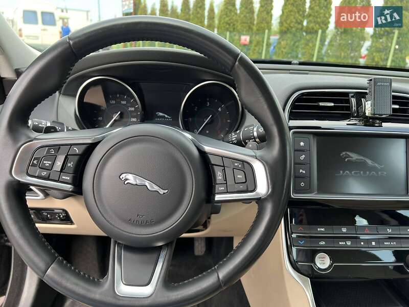 Седан Jaguar XE 2018 в Луцке