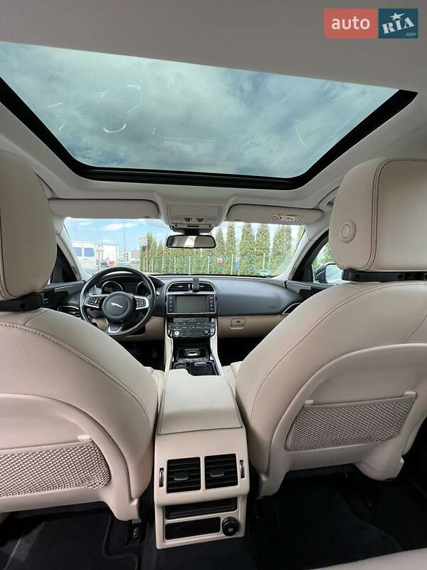Седан Jaguar XE 2018 в Луцке