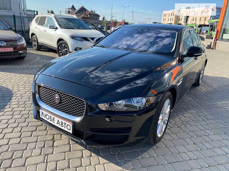 Седан Jaguar XE 2016 в Львові