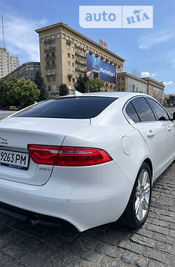 Седан Jaguar XE 2015 в 