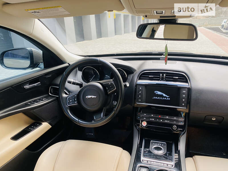 Седан Jaguar XE 2016 в Ивано-Франковске