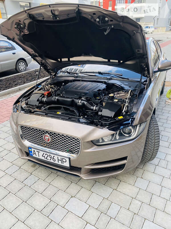 Седан Jaguar XE 2016 в Ивано-Франковске
