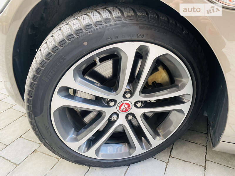 Седан Jaguar XE 2016 в Ивано-Франковске