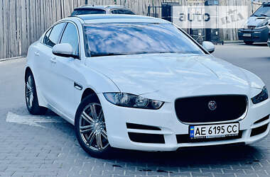 Седан Jaguar XE 2016 в 