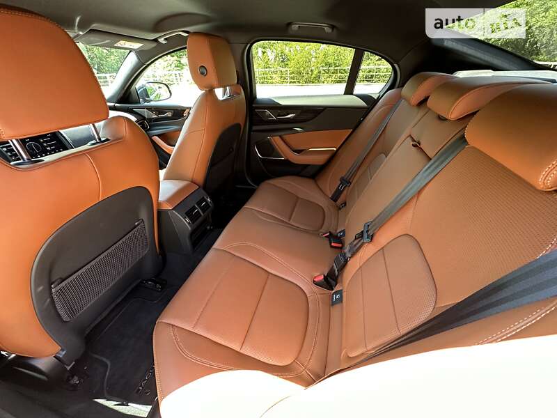 Седан Jaguar XE 2020 в Киеве