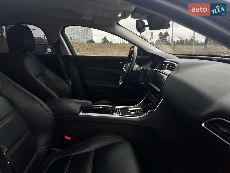 Седан Jaguar XE 2017 в Полтаве
