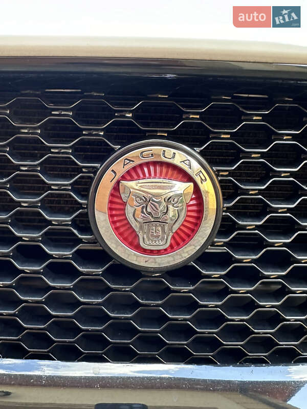 Седан Jaguar XE 2016 в Ужгороде